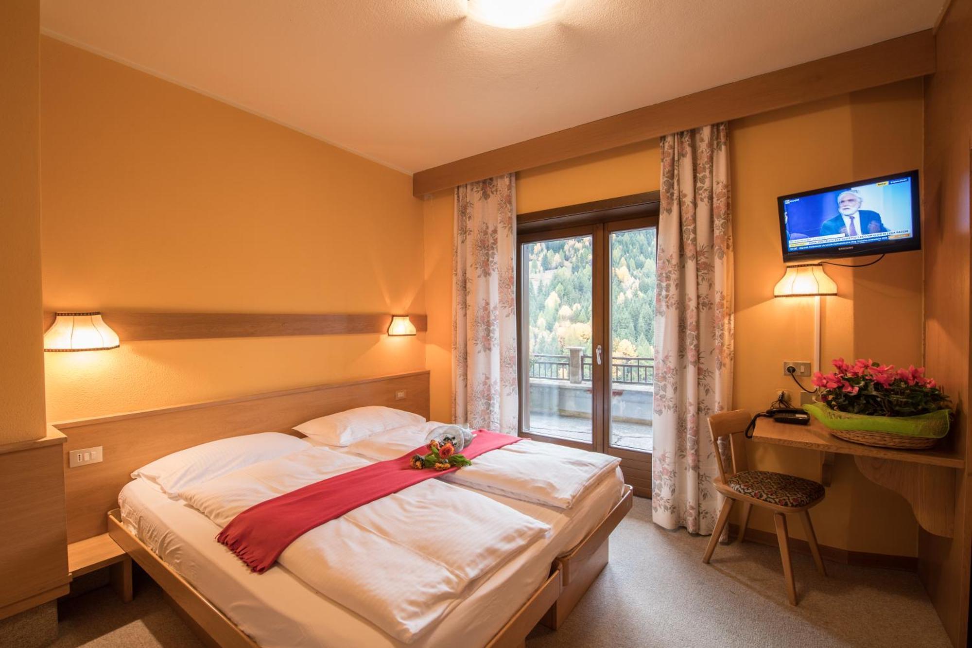 Hotel Miravalle Isolaccia Szoba fotó